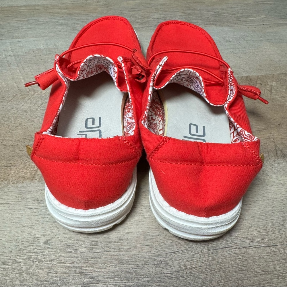 Like New Women’s Red Wendy Hey Dudes Slip On Shoes Size 9 - Picture 5 of 7